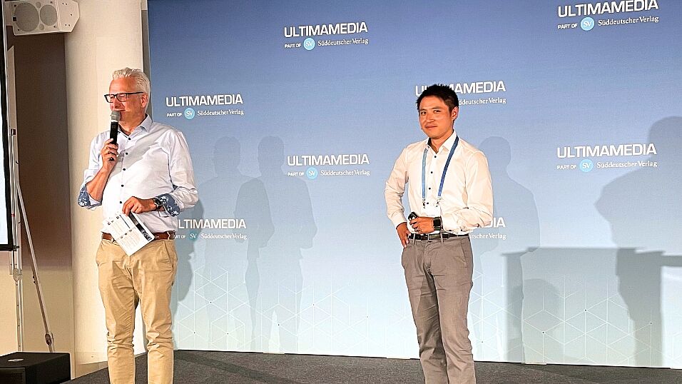 Chairman Peter Gresch and Speaker Zheren Wang, Group Lead Battery, Forward Engineering GmbH on stage at  