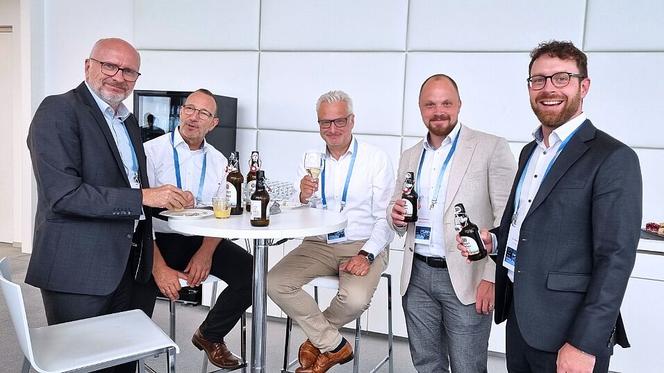 Two attendees tzogether with Chairman Peter Gresch and Speakers Domonik Renner und  Dr. Nicolas Jäckel during the evening event at The Automotive Battery – Key Technology for Electric Vehicles 9th - 10th July 2025